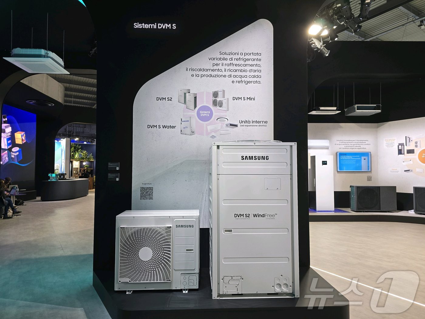 (서울=뉴스1) = 삼성전자가 24일(현지시간) 이탈리아 밀라노에서 개최되는 유럽 최대 냉난방공조 전시회 'MCE2026'에서 플랙트그룹과 함께 주거용∙상업용 공조 솔루션을 선보인 …