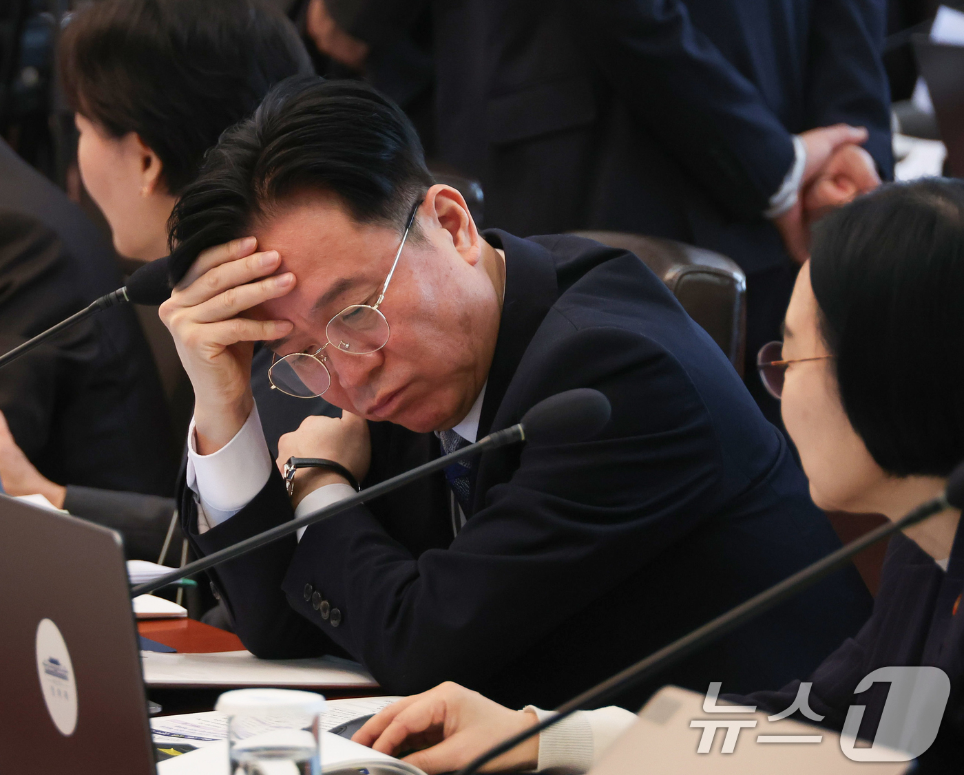 (서울=뉴스1) 허경 기자 = 김영훈 고용노동부 장관이 24일 청와대에서 열린 국무회의에서 생각에 잠겨 있다. (청와대통신사진기자단) 2026.3.24/뉴스1