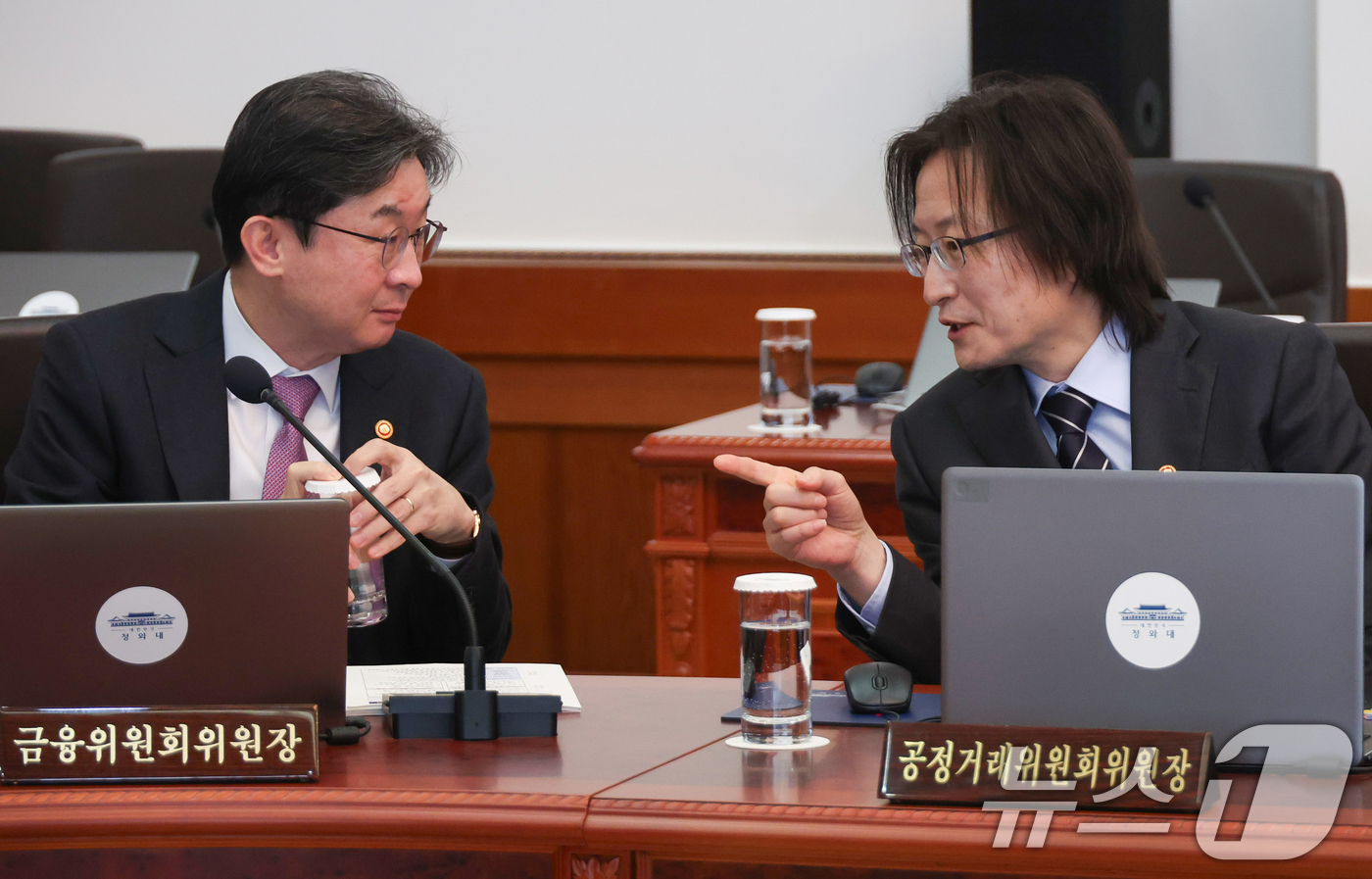 (서울=뉴스1) 허경 기자 = 이억원 금융위원장과 주병기 공정거래위원장이 24일 청와대에서 열린 국무회의에 앞서 대화하고 있다. (청와대통신사진기자단) 2026.3.24/뉴스1