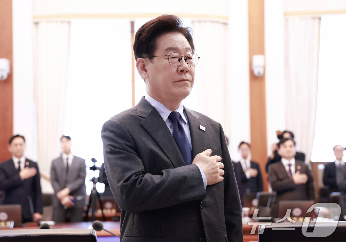 (서울=뉴스1) 허경 기자 = 이재명 대통령이 24일 청와대에서 열린 국무회의에서 국민의례를 하고 있다. (청와대통신사진기자단) 2026.3.24/뉴스1