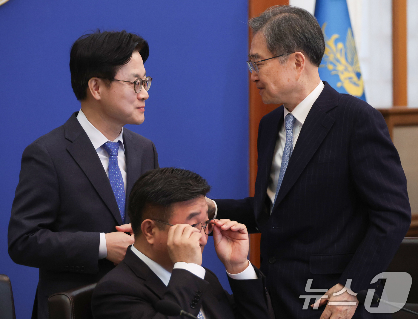 (서울=뉴스1) 허경 기자 = 김정관 산업통상부 장관과 조현 외교부 장관이 24일 청와대에서 열린 국무회의에 앞서 대화하고 있다. (청와대통신사진기자단) 2026.3.24/뉴스1