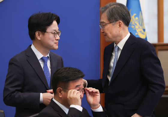 대화하는 김정관 산업부 장관과 조현 외교부 장관