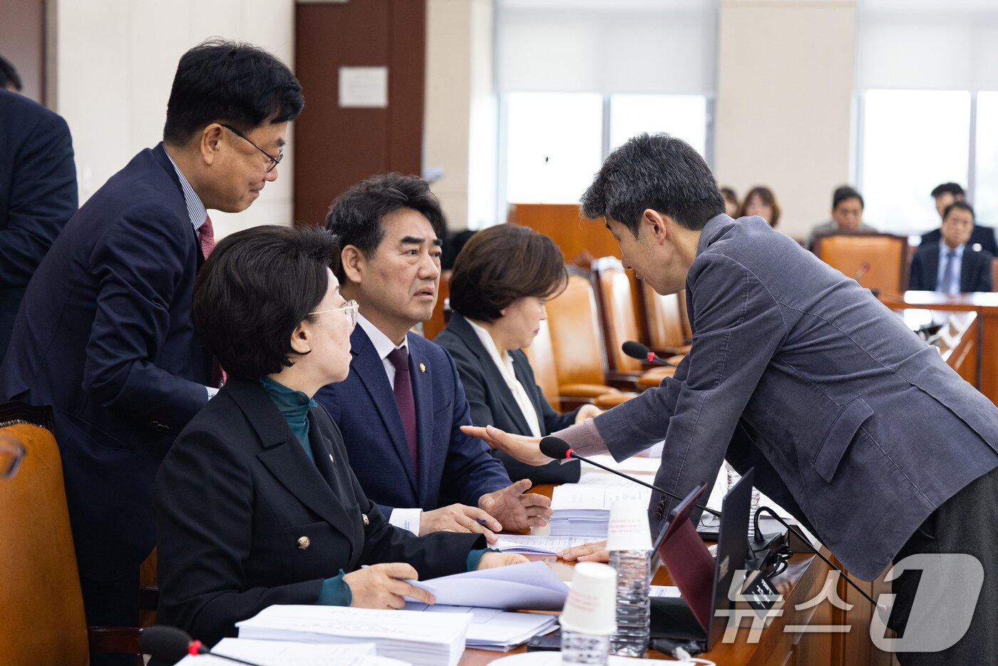 본문 이미지 - 국회 행정안전위원회 여야 간사인 더불어민주당 윤건영(오른쪽), 국민의힘 서범수 의원이 24일 서울 여의도 국회에서 법안심사소위원회를 앞두고 이성권 국민의힘 의원과 대화를 나누고 있다. 2026.3.24 ⓒ 뉴스1 유승관 기자