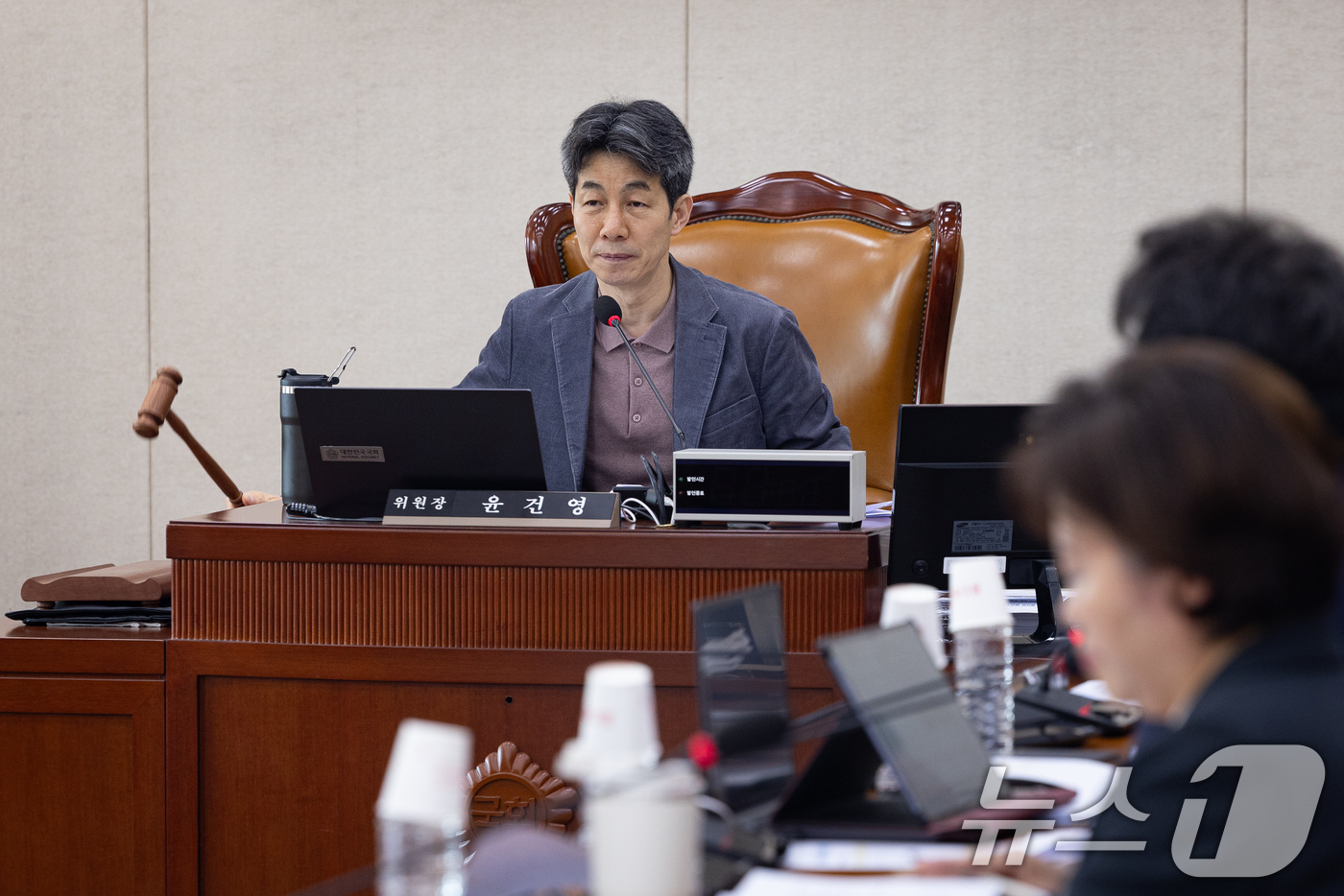 (서울=뉴스1) 유승관 기자 = 윤건영 국회 행정안전위원회 법안심사제1소위원장이 24일 서울 여의도 국회에서 열린 제433회 국회(임시회) 행정안전위원회 제4차 법안심사제1소위원회 …