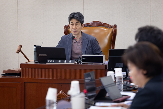 의사봉 두드리는 윤건영 행정안전위원회 법안심사제1소위원장
