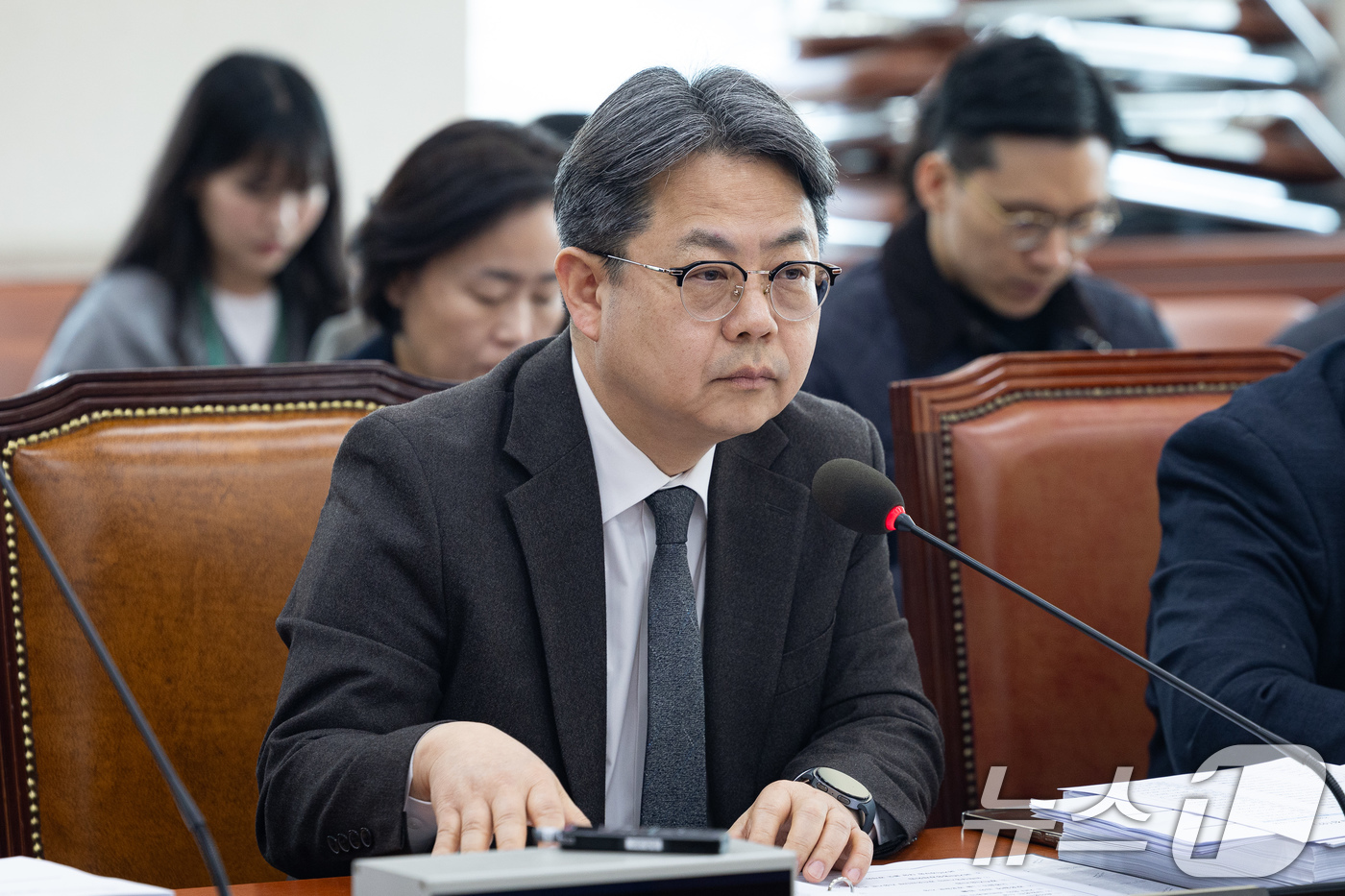(서울=뉴스1) 유승관 기자 = 김성훈 인사혁신처 차장이 24일 서울 여의도 국회에서 열린 제433회 국회(임시회) 행정안전위원회 제4차 법안심사제1소위원회에 출석해 자리하고 있다 …
