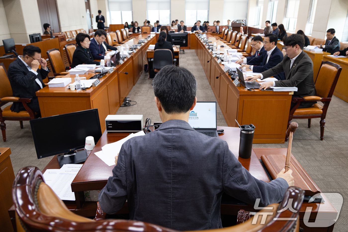 (서울=뉴스1) 유승관 기자 = 윤건영 국회 행정안전위원회 법안심사제1소위원장이 24일 서울 여의도 국회에서 열린 제433회 국회(임시회) 행정안전위원회 제4차 법안심사제1소위원회 …