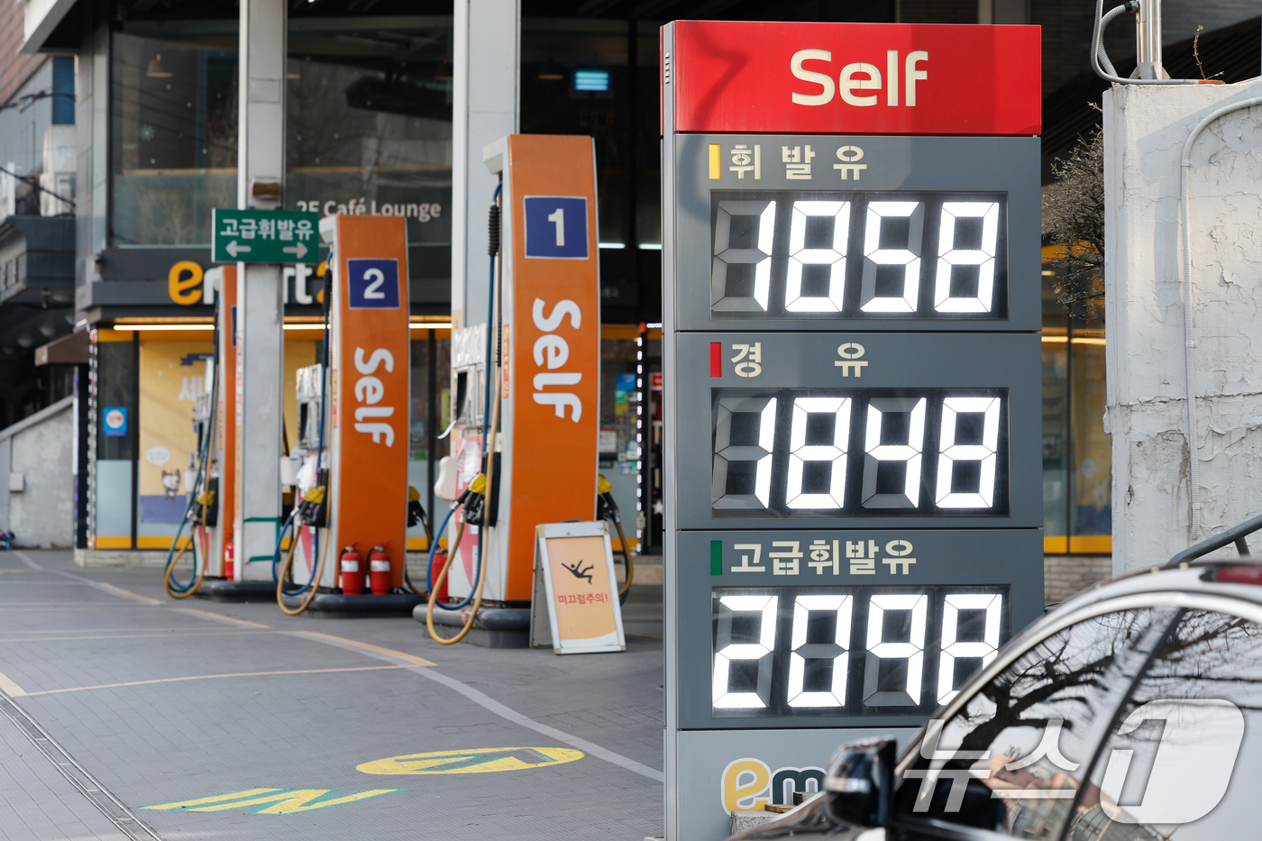 (서울=뉴스1) 안은나 기자 = 24일 서울 시내 한 주유소가 한산하다.한국은행에 따르면 국제 유가 상승과 증시 호조 등의 영향으로 지난달 생산자 물가가 6개월 연속 상승한 것으로 …