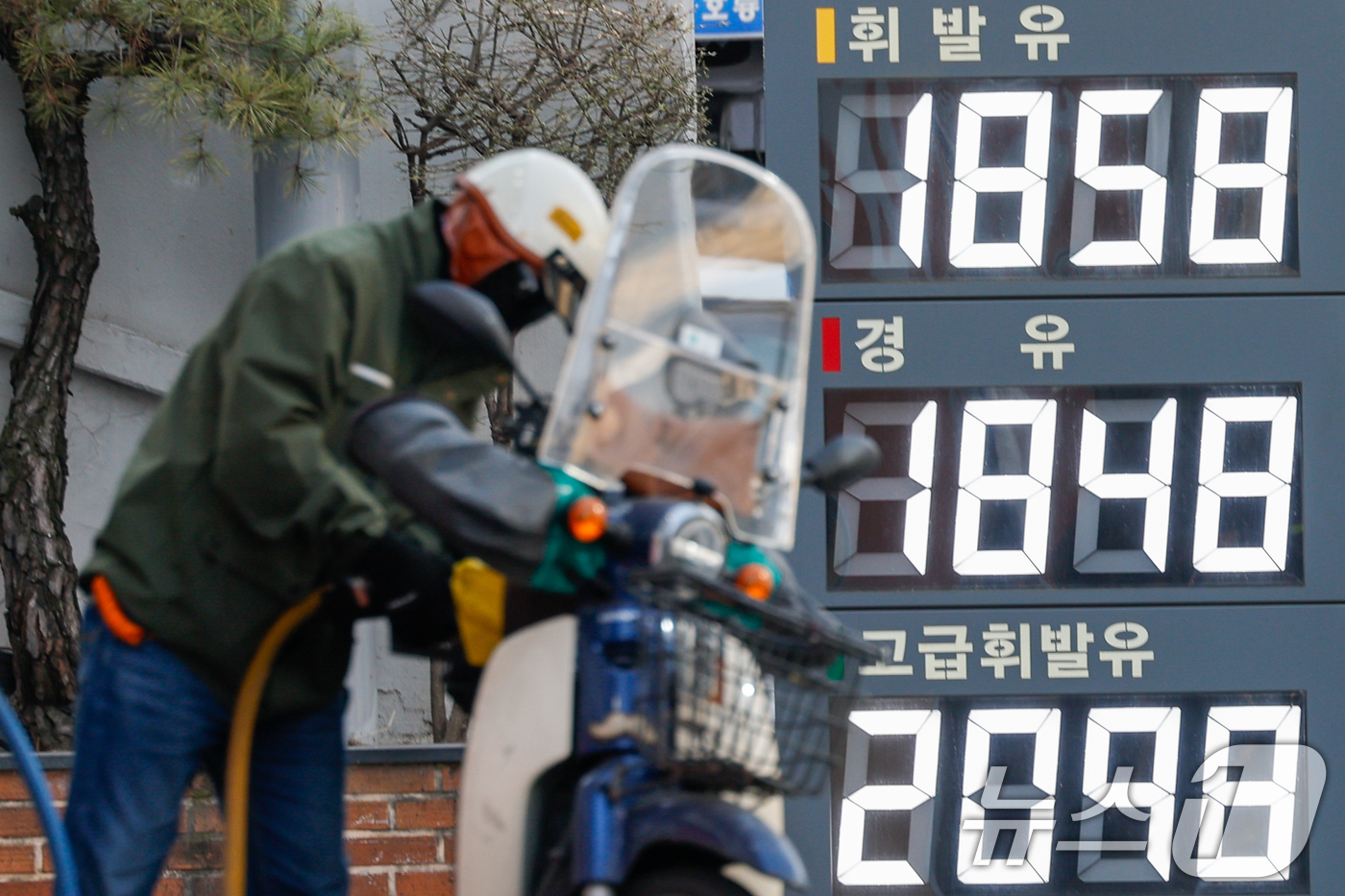 (서울=뉴스1) 안은나 기자 = 중동 불안 및 유가 상승 등 영향으로 생산자물가가 6개월 연속 오른 것으로 나타난 24일 서울 시내 한 주유소에 휘발유, 경유 등 유가 정보가 표시 …