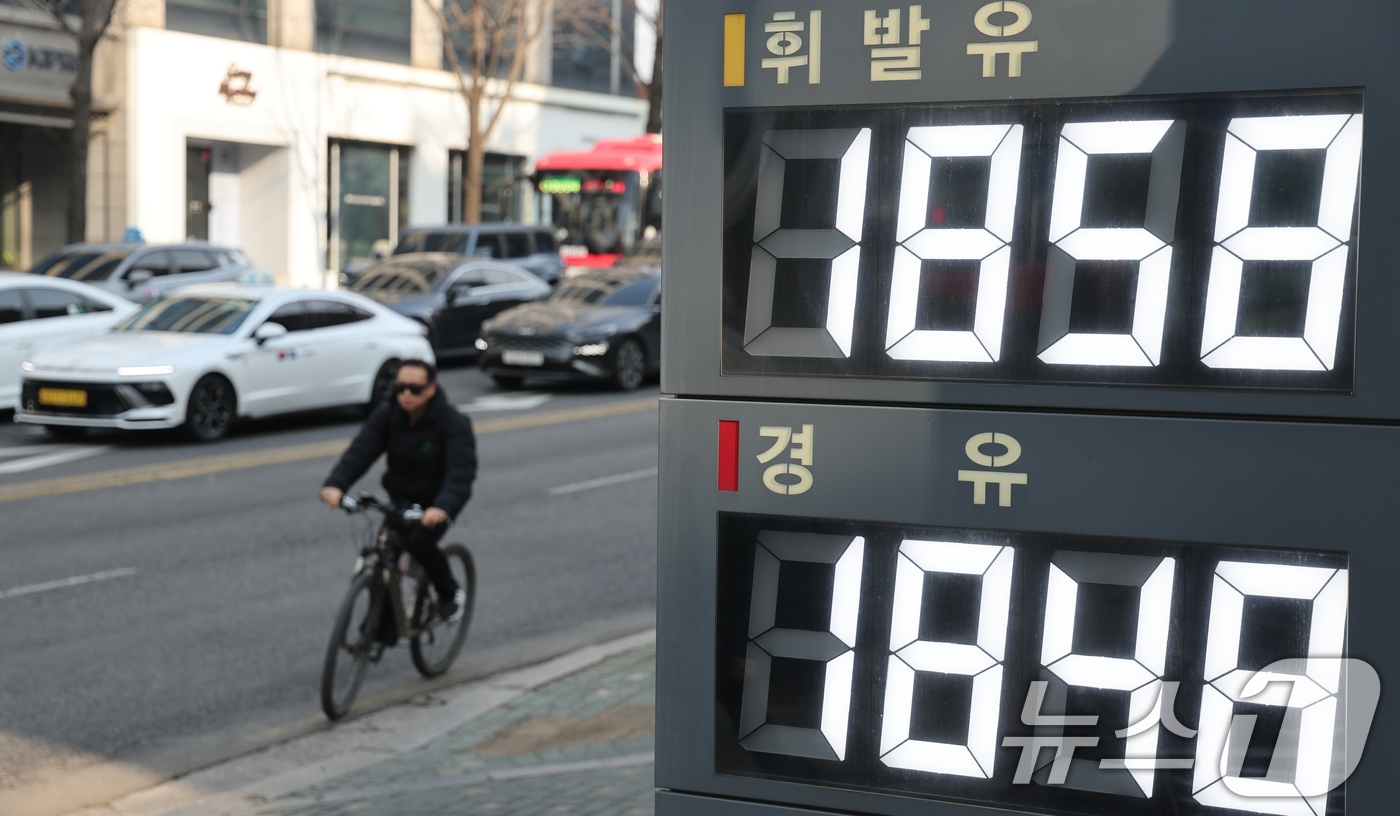 (서울=뉴스1) 안은나 기자 = 중동 불안 및 유가 상승 등 영향으로 생산자물가가 6개월 연속 오른 것으로 나타난 24일 서울 시내 한 주유소에 휘발유, 경유 등 유가 정보가 표시 …