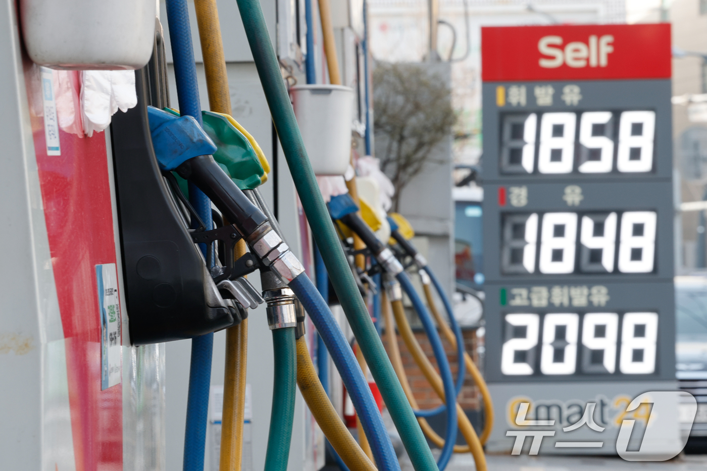 (서울=뉴스1) 안은나 기자 = 중동 불안 및 유가 상승 등 영향으로 생산자물가가 6개월 연속 오른 것으로 나타난 24일 서울 시내 한 주유소에 휘발유, 경유 등 유가 정보가 표시 …