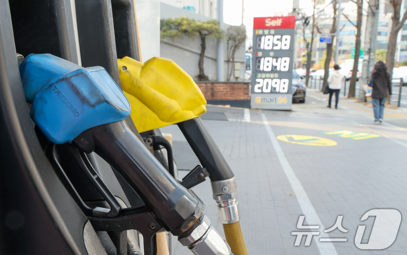 (서울=뉴스1) 안은나 기자 = 24일 서울 시내 한 주유소에 휘발유, 경유 등 유가 정보가 표시돼 있다.한국은행에 따르면 국제 유가 상승과 증시 호조 등의 영향으로 지난달 생산자 …