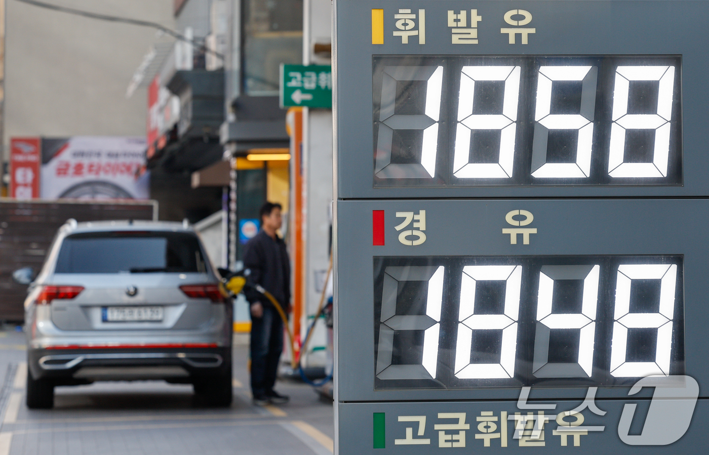 (서울=뉴스1) 안은나 기자 = 중동 불안 및 유가 상승 등 영향으로 생산자물가가 6개월 연속 오른 것으로 나타난 24일 서울 시내 한 주유소에 휘발유, 경유 등 유가 정보가 표시 …