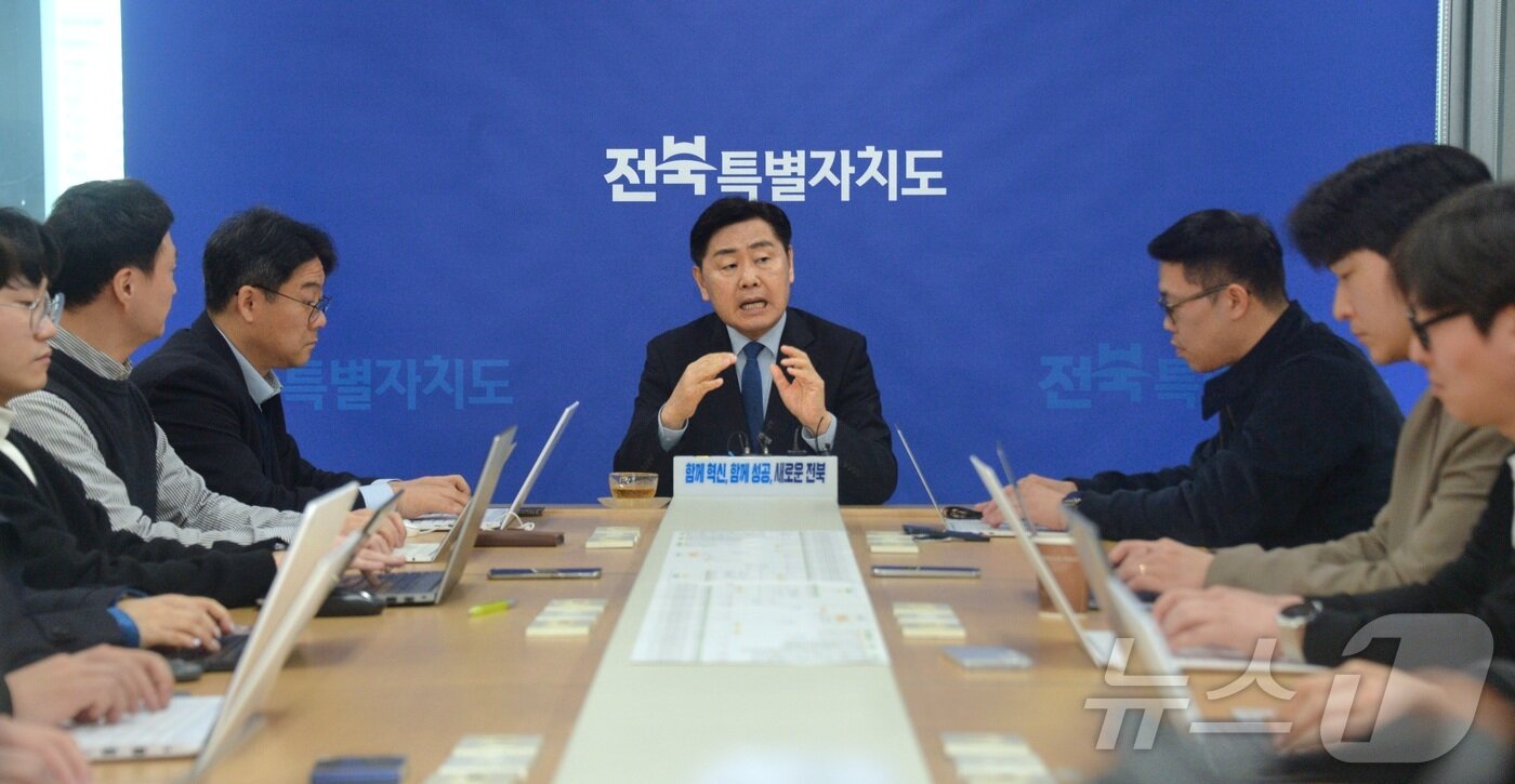 본문 이미지 - 김관영 전북특별자치도지사가 24일 전북 전주시 전북특별자치도청 기자실에서 '6·3 지방선거 전북특별자치도지사 출마'와 관련한 간담회를 열고 질의에 답변하고 있다. 2026.3.24 ⓒ 뉴스1 유경석 기자