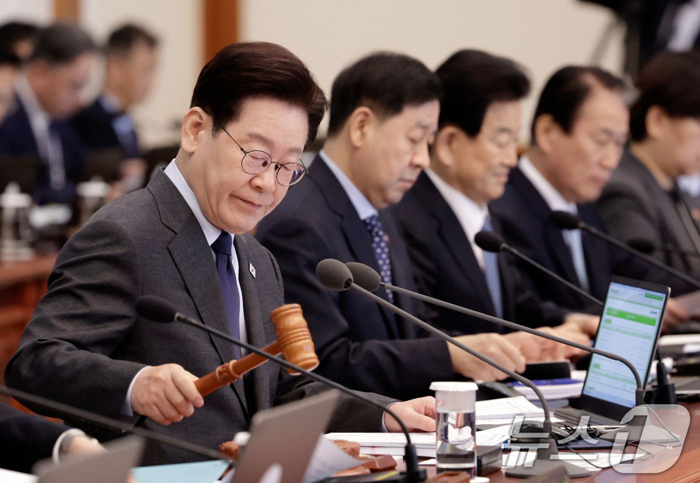 (서울=뉴스1) 허경 기자 = 이재명 대통령이 24일 청와대에서 열린 국무회의에서 의사봉을 두드리고 있다. (청와대통신사진기자단) 2026.3.24/뉴스1