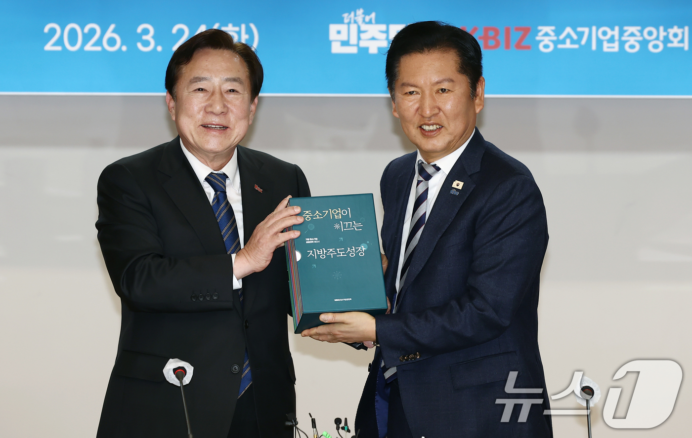 (서울=뉴스1) 김민지 기자 = 정청래 더불어민주당 대표가 24일 오전 서울 여의도 중소기업중앙회에서 열린 중동상황 대응을 위한 중소기업 간담회에서 김기문 중소기업중앙회장으로부터 …