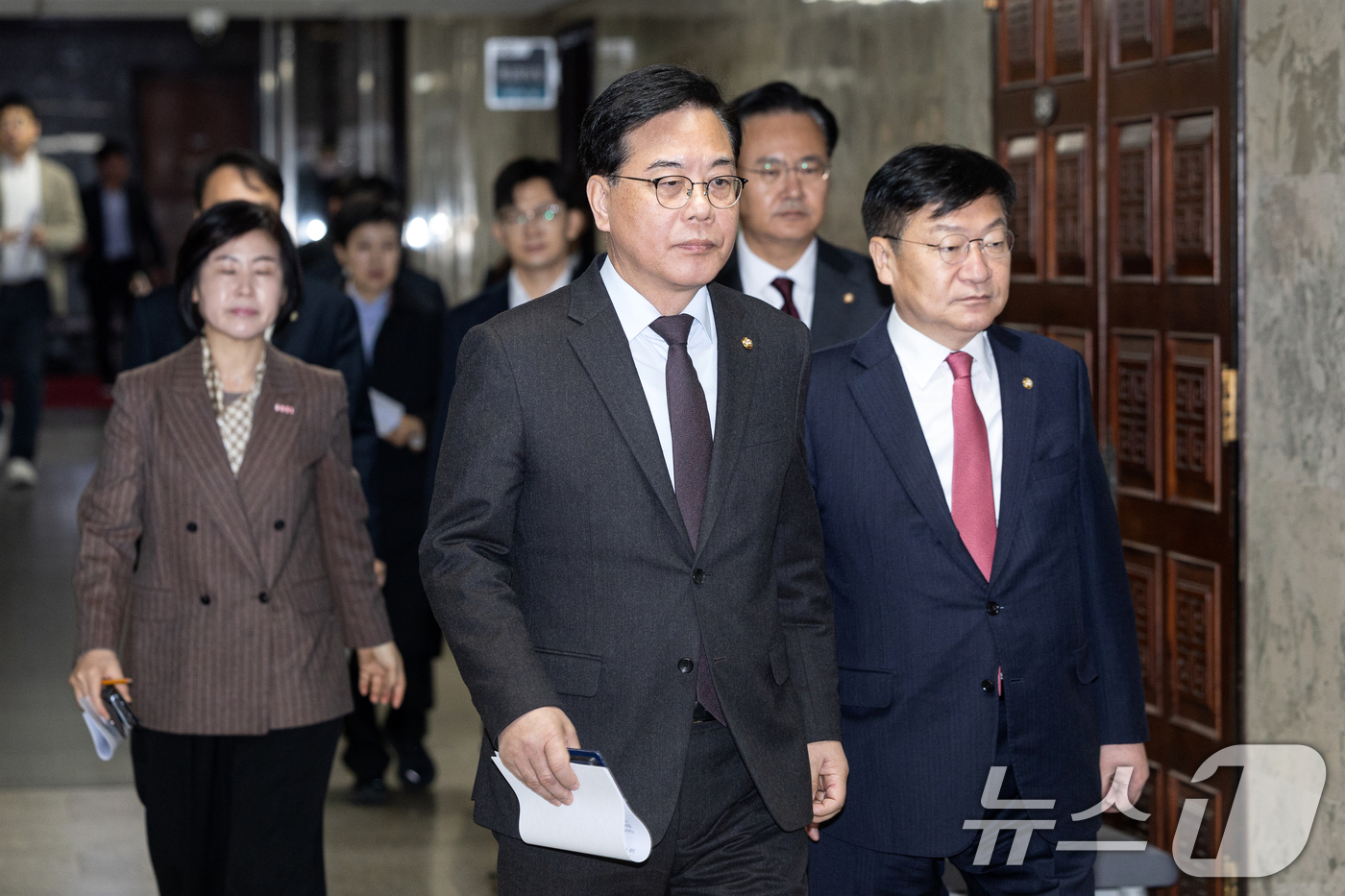 (서울=뉴스1) 이승배 기자 = 송언석 국민의힘 원내대표가 24일 서울 여의도 국회에서 열린 원내대책회의에 참석하고 있다. 2026.3.24/뉴스1