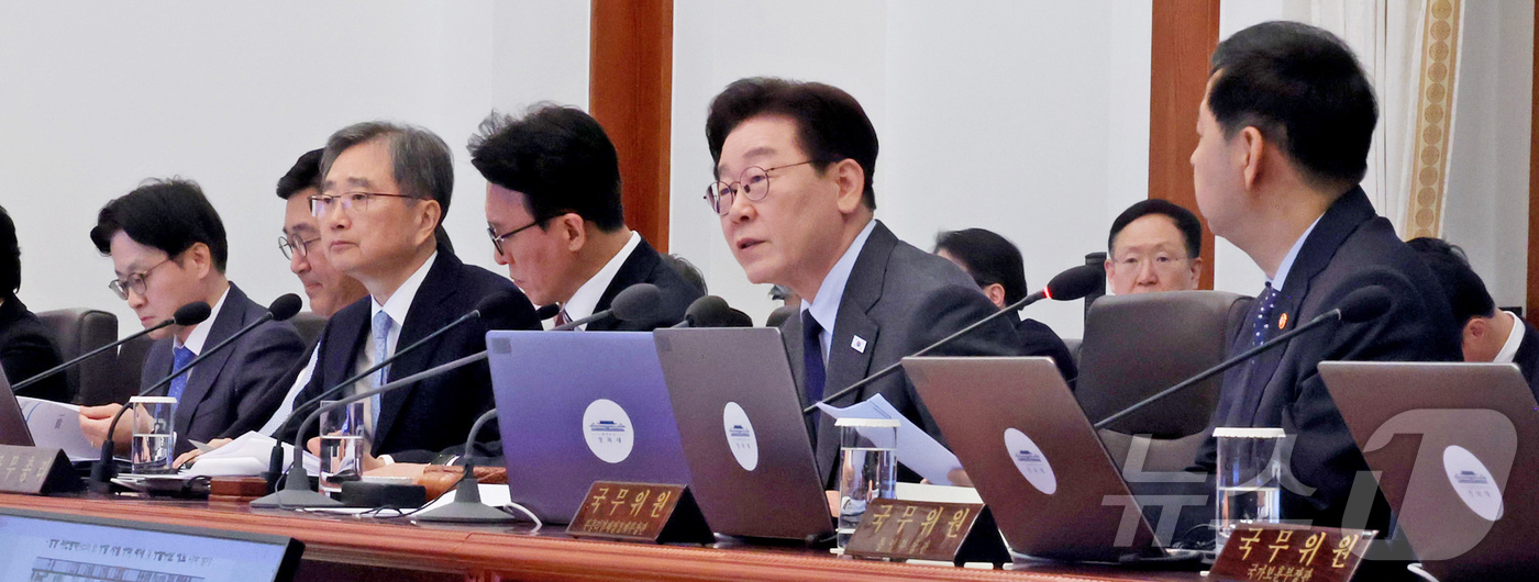 (서울=뉴스1) 허경 기자 = 이재명 대통령이 24일 청와대에서 열린 국무회의에서 발언하고 있다. (청와대통신사진기자단) 2026.3.24/뉴스1