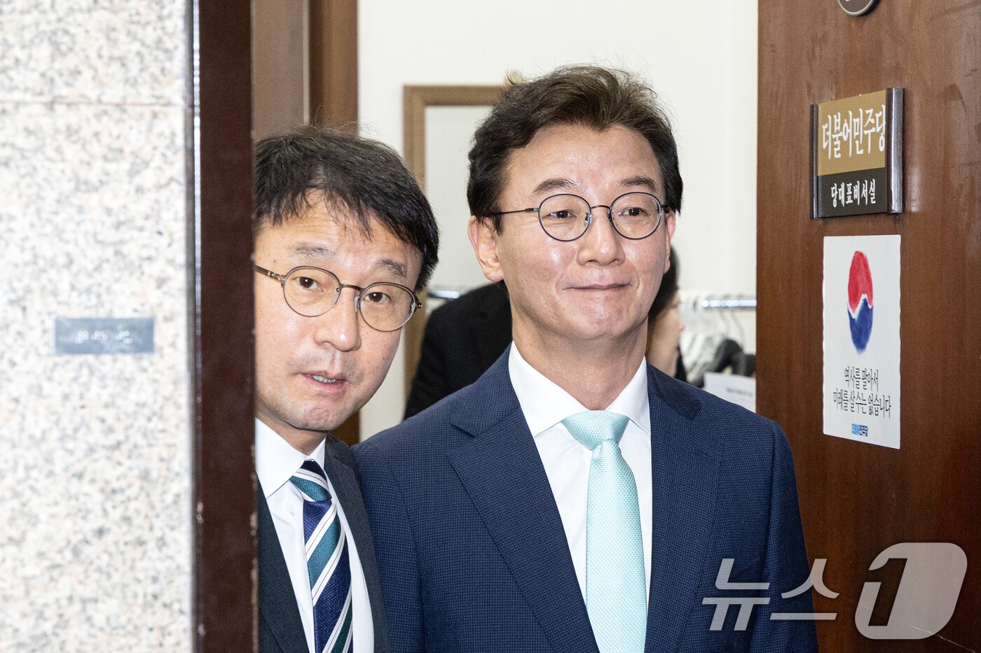 본문 이미지 - 한병도 더불어민주당 원내대표가 지난 24일 서울 여의도 국회에서 정청래 대표와 면담을 마친 전재수 의원과 함께 대표실을 나서고 있다. 2026.3.24 ⓒ 뉴스1 이승배 기자