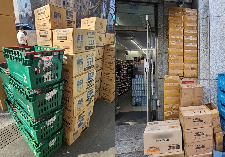 본문 이미지 - 편의점 앞에 쌓여 있는 재고 박스들 2026.3.23 ⓒ 뉴스1 박혜연 기자