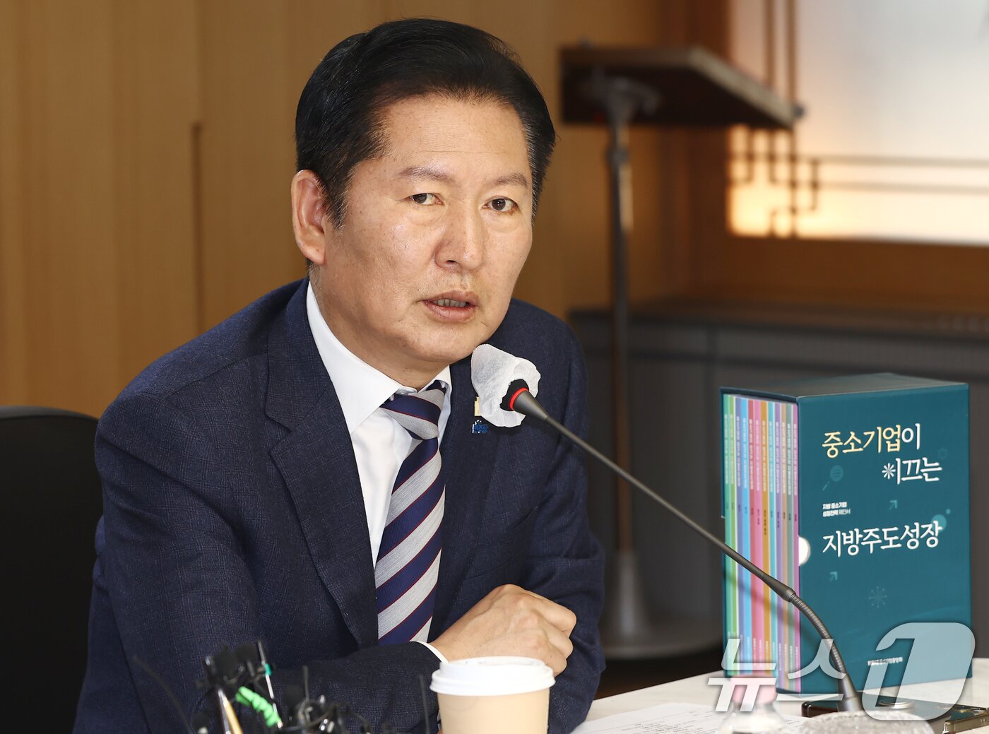 본문 이미지 - 정청래 더불어민주당 대표가 24일 오전 서울 여의도 중소기업중앙회에서 열린 민주당·중소기업중앙회 중동상황 대응을 위한 중소기업 간담회에서 발언하고 있다. ⓒ 뉴스1 김민지 기자