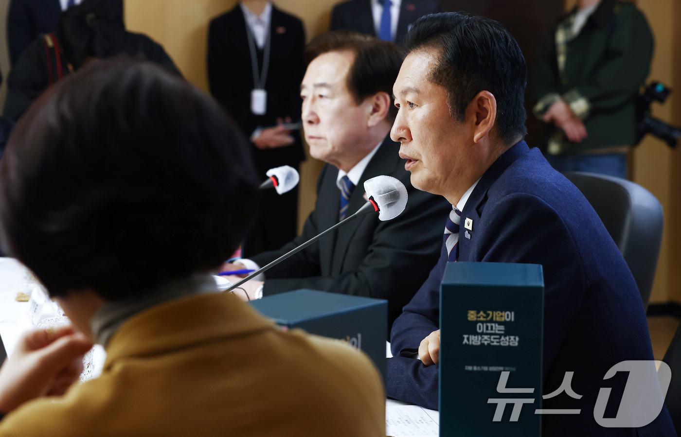 (서울=뉴스1) 김민지 기자 = 정청래 더불어민주당 대표가 24일 오전 서울 여의도 중소기업중앙회에서 열린 민주당·중소기업중앙회 중동상황 대응을 위한 중소기업 간담회에서 발언하고 …