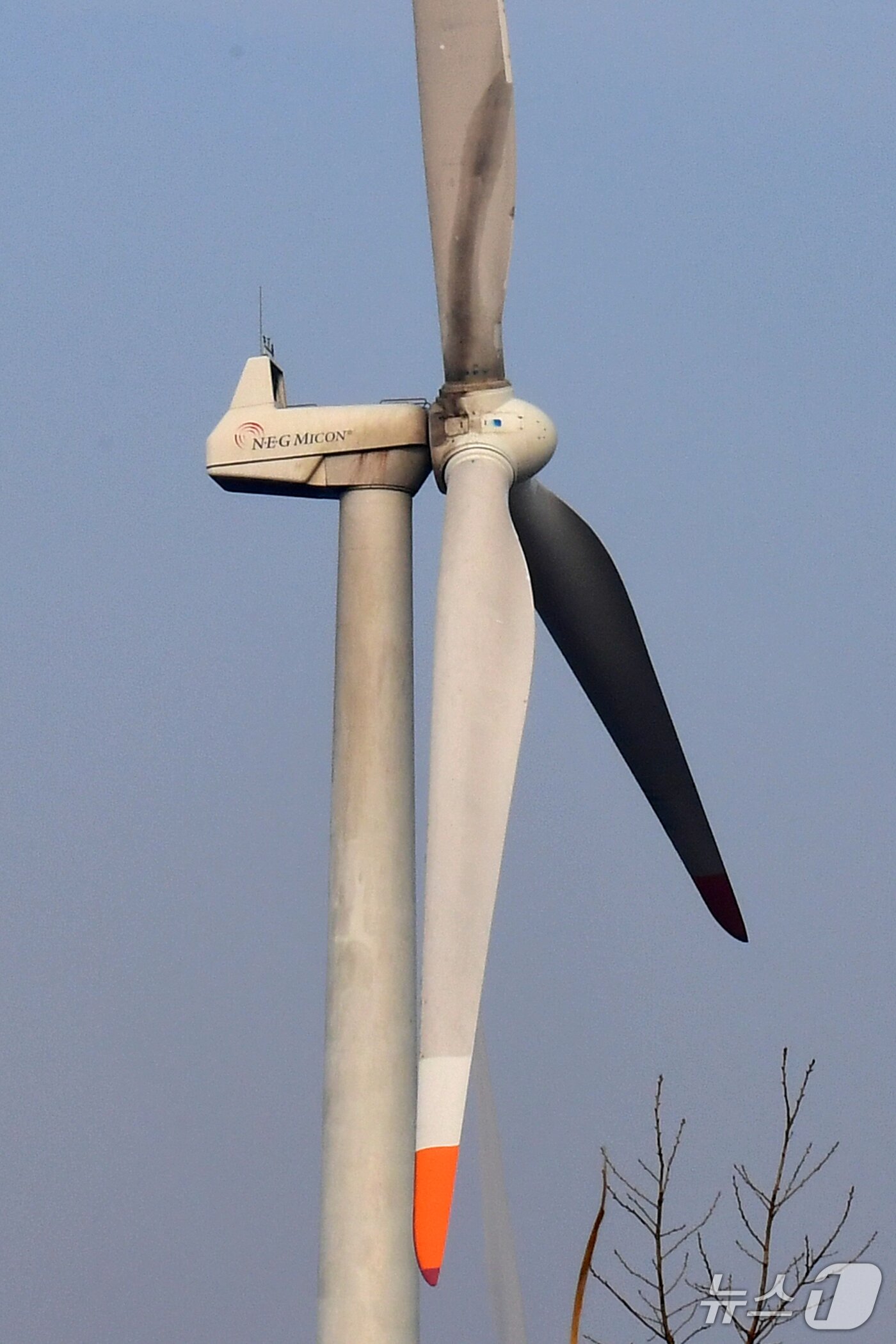 본문 이미지 - 경북 영덕군 창포풍력발전단지 화재 사고 이틀째인 24일 풍력발전단지에 있는 발전기 블레이드 곳곳에서 그을음이 묻어있다. 2026.3.24/뉴스1 최창호 기자  