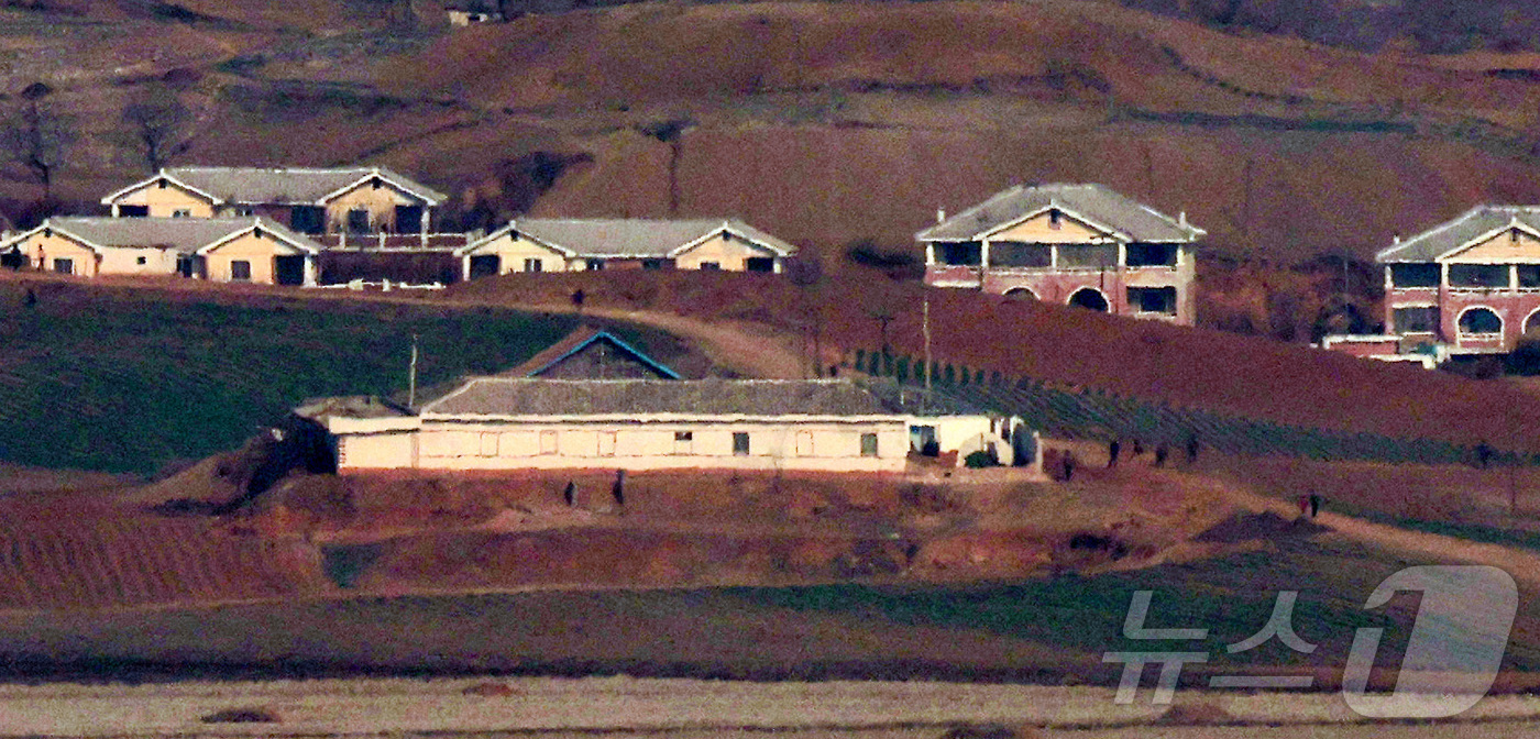 (파주=뉴스1) 김성진 기자 = 김정은 북한 국무위원장이 한국의 국회 격인 최고인민회의에서 한국을 철저히 배척하고 무시한다는 기조를 밝혔다.24일 조선중앙통신에 따르면 김 위원장은 …