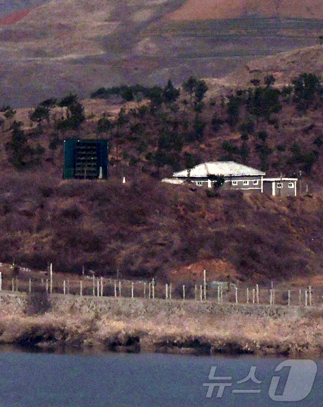 (파주=뉴스1) 김성진 기자 = 김정은 북한 국무위원장이 한국의 국회 격인 최고인민회의에서 한국을 철저히 배척하고 무시한다는 기조를 밝혔다.24일 조선중앙통신에 따르면 김 위원장은 …