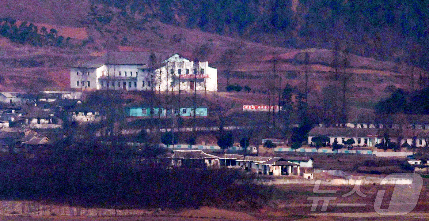 (파주=뉴스1) 김성진 기자 = 김정은 북한 국무위원장이 한국의 국회 격인 최고인민회의에서 한국을 철저히 배척하고 무시한다는 기조를 밝혔다.24일 조선중앙통신에 따르면 김 위원장은 …