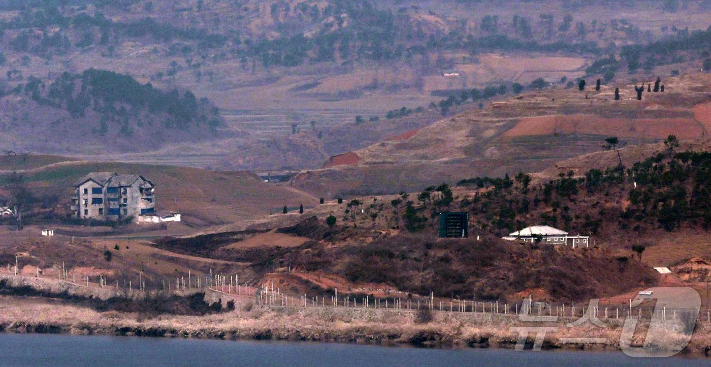 (파주=뉴스1) 김성진 기자 = 김정은 북한 국무위원장이 한국의 국회 격인 최고인민회의에서 한국을 철저히 배척하고 무시한다는 기조를 밝혔다.24일 조선중앙통신에 따르면 김 위원장은 …