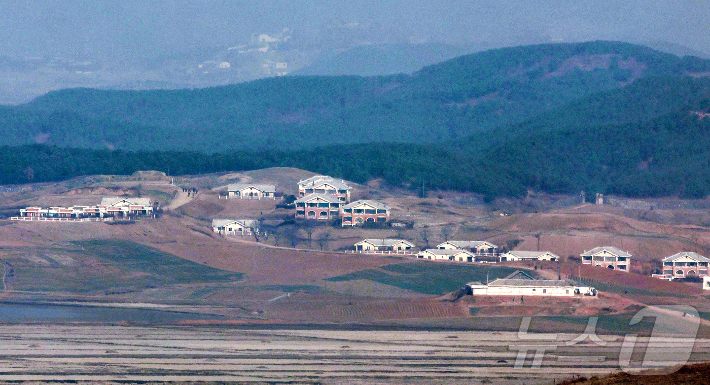 (파주=뉴스1) 김성진 기자 = 김정은 북한 국무위원장이 한국의 국회 격인 최고인민회의에서 한국을 철저히 배척하고 무시한다는 기조를 밝혔다.24일 조선중앙통신에 따르면 김 위원장은 …