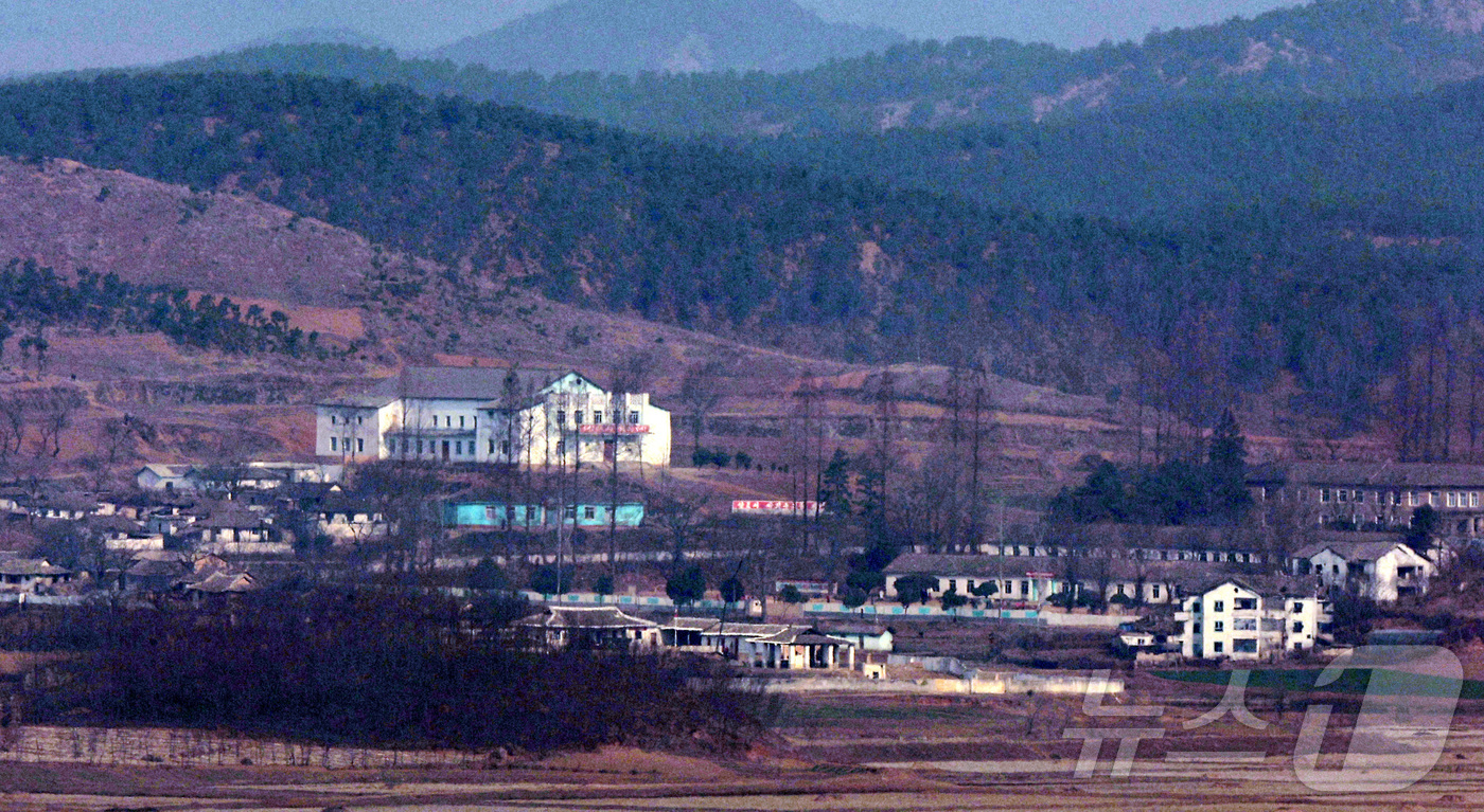 (파주=뉴스1) 김성진 기자 = 김정은 북한 국무위원장이 한국의 국회 격인 최고인민회의에서 한국을 철저히 배척하고 무시한다는 기조를 밝혔다.24일 조선중앙통신에 따르면 김 위원장은 …