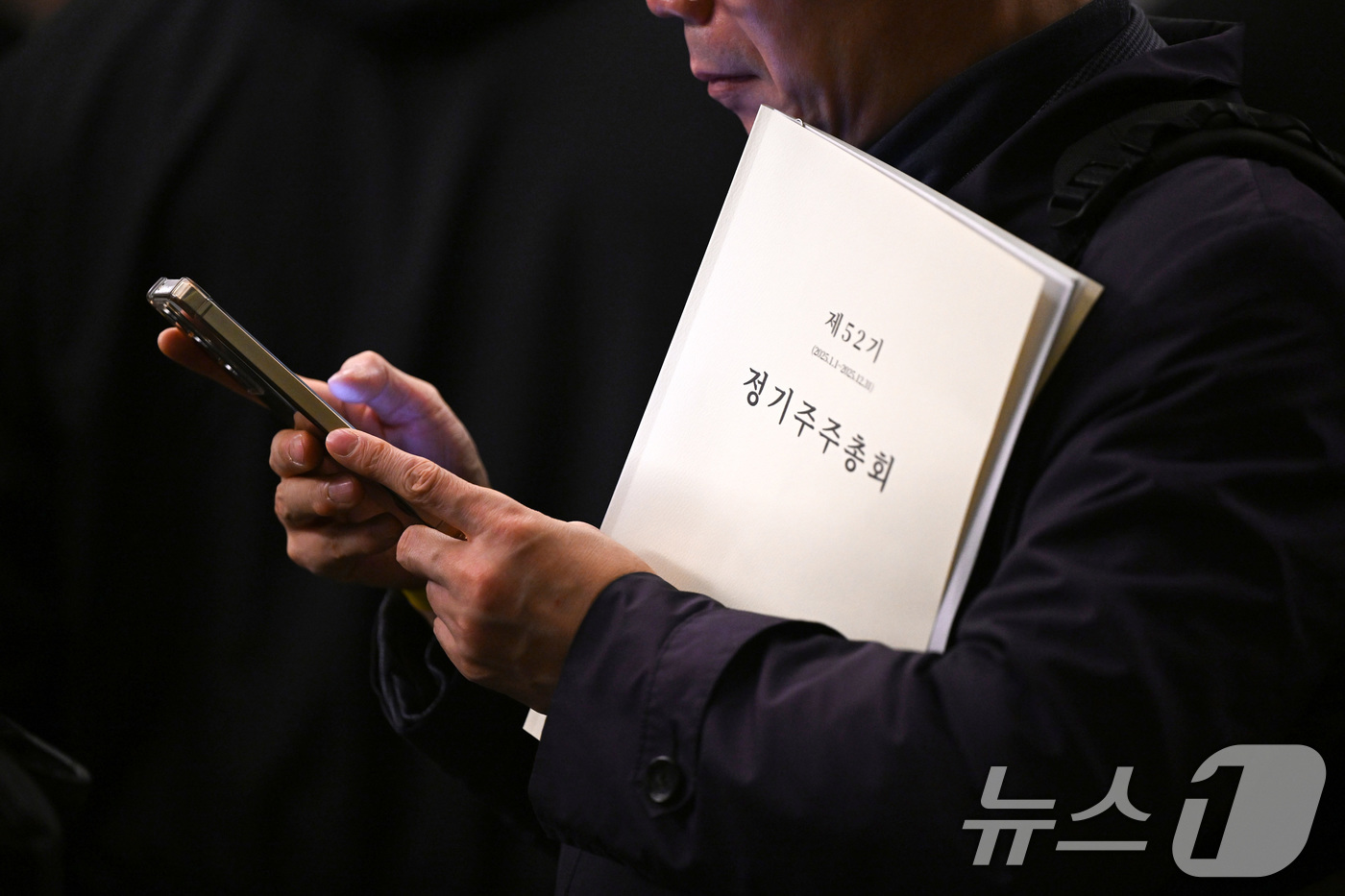 (서울=뉴스1) 최지환 기자 = 24일 서울 중구 코리아나호텔에서 열린 고려아연 정기 주주총회에서 주주들이 입장을 기다리고 있다. (공동취재) 2026.3.24/뉴스1