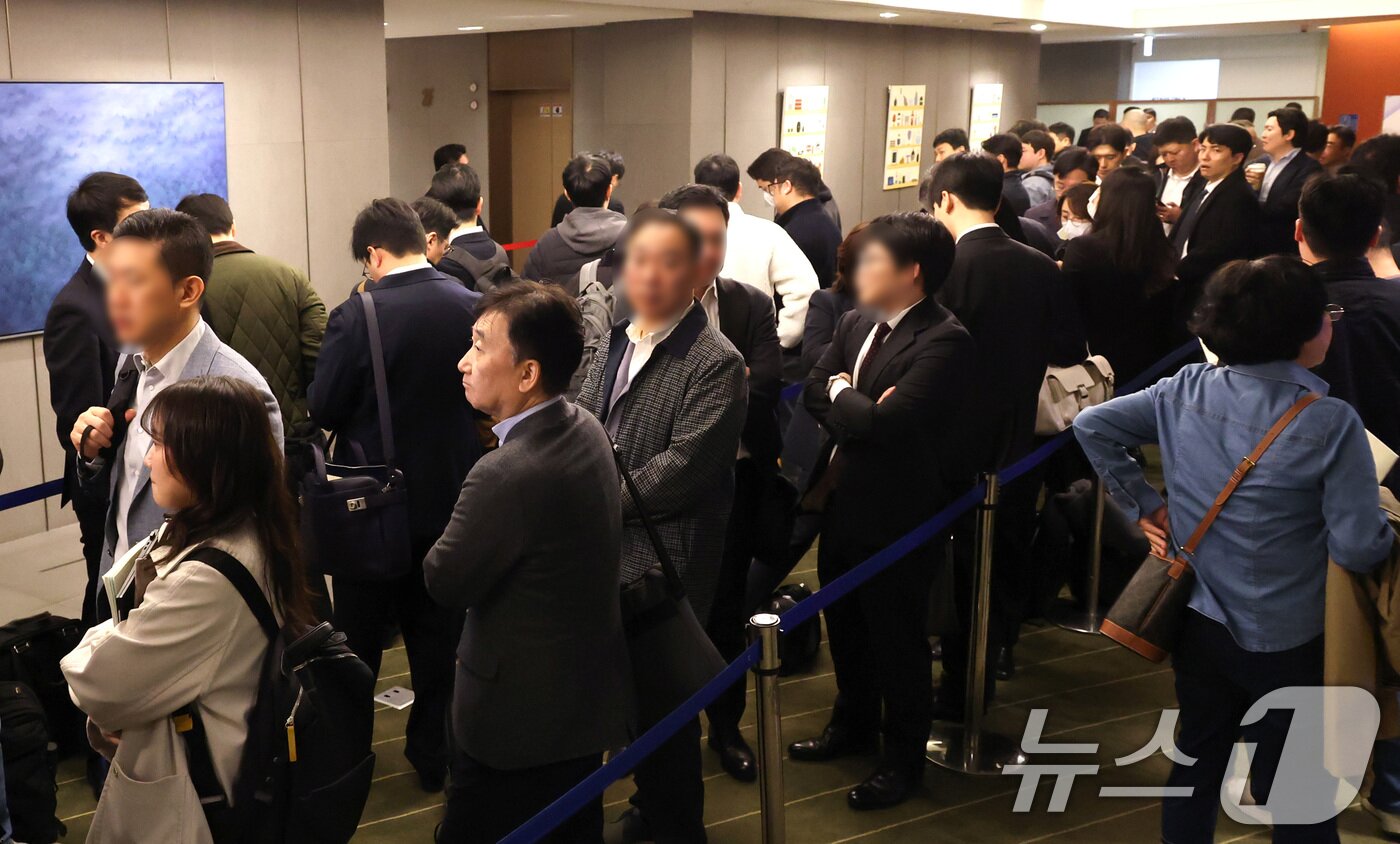 본문 이미지 - 24일 서울 중구 코리아나호텔에서 열린 고려아연 정기 주주총회에서 주주들이 입장을 기다리고 있다. (공동취재) 2026.3.24 ⓒ 뉴스1 최지환 기자