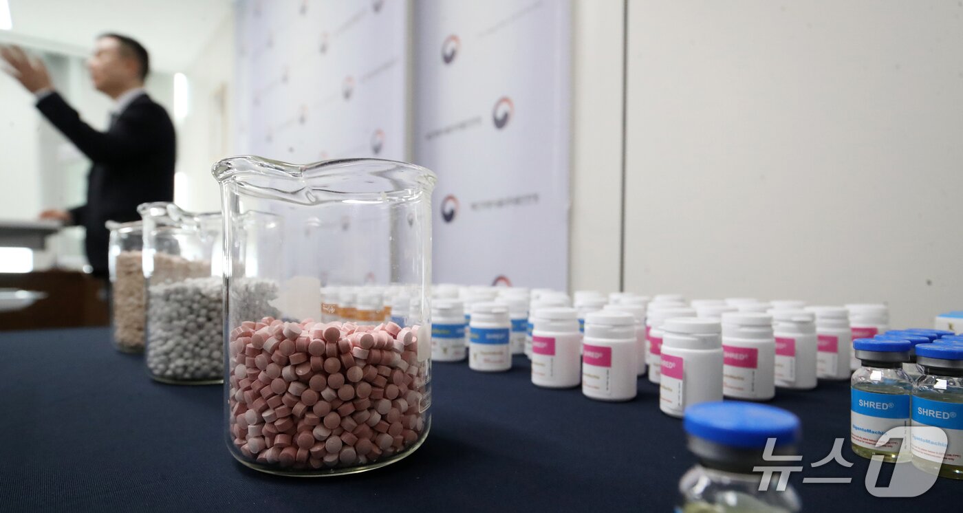 본문 이미지 - 24일 오전 부산 연제구 부산지방식약청 브리핑실에서 전신마취제 에토미데이트와 아나볼릭 스테로이드 등 44억 원 상당 전문의약품 불법 유통 적발 브리핑이 진행된 가운데 스테로이드제제가 진열돼 있다.2026.3.24/뉴스1 ⓒ News1 윤일지 기자