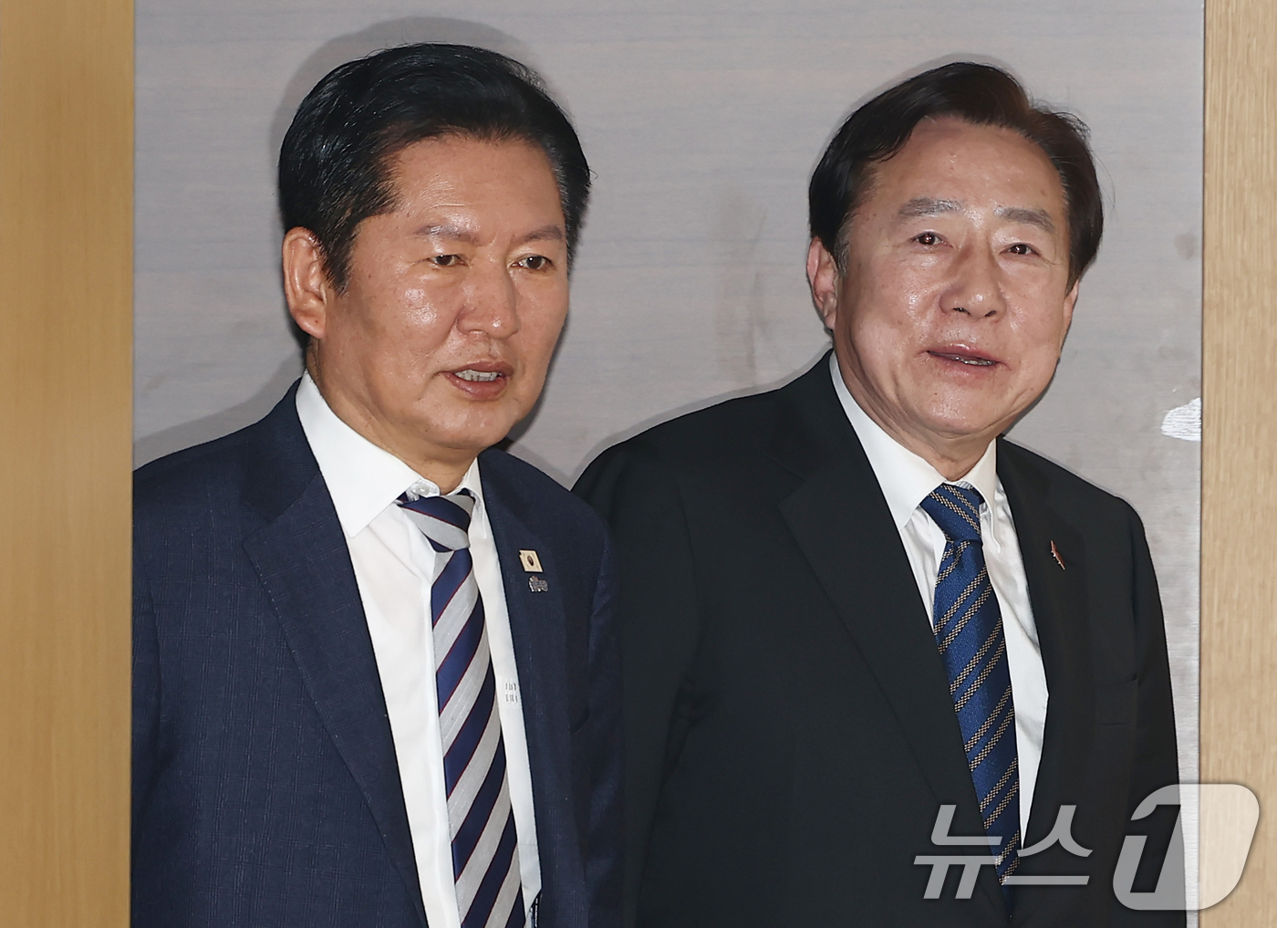 (서울=뉴스1) 김민지 기자 = 정청래 더불어민주당 대표가 24일 오전 서울 여의도 중소기업중앙회에서 열린 중동상황 대응을 위한 중소기업 간담회에 입장하고 있다. 오른쪽은 김기문 …