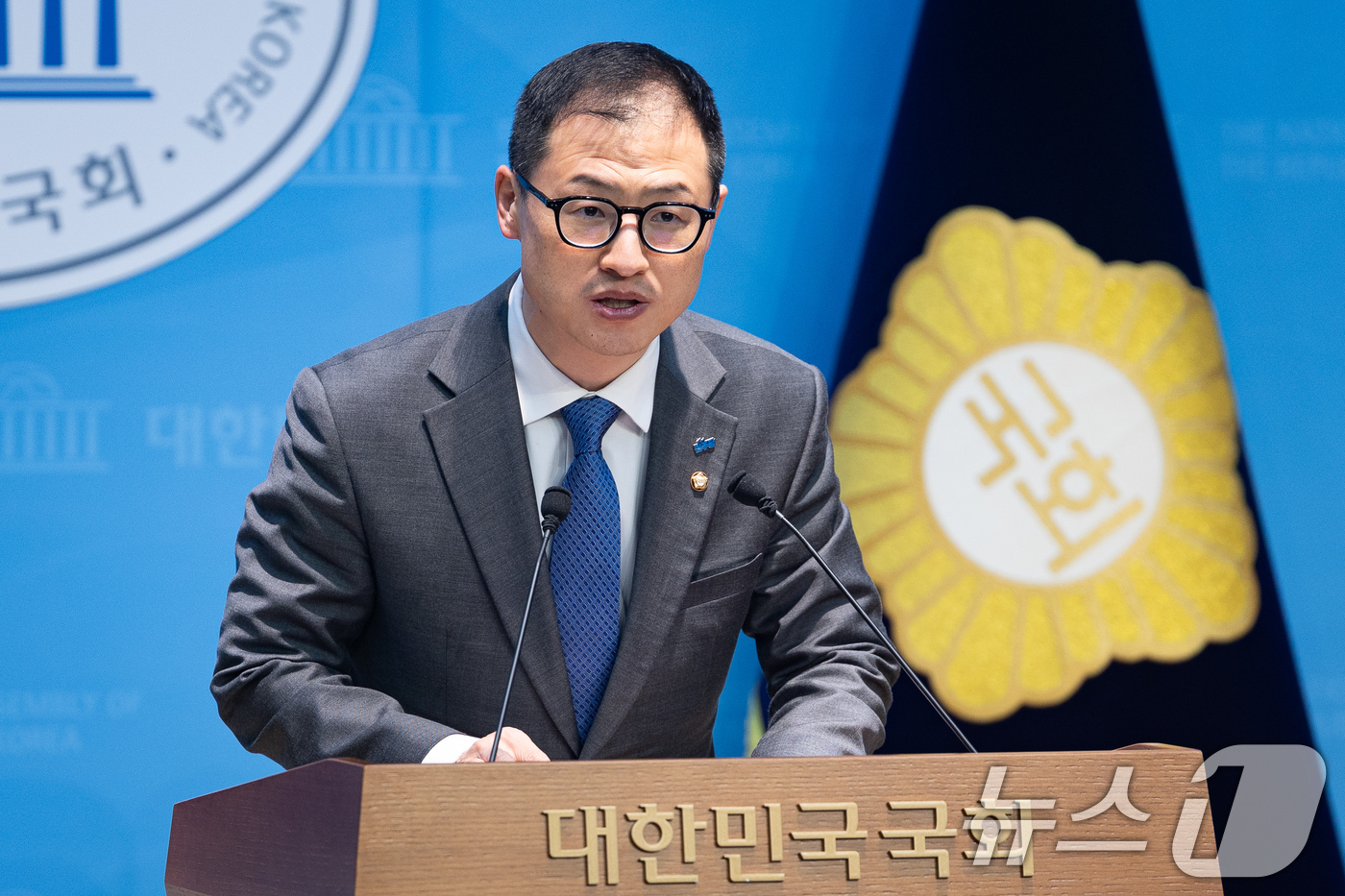 (서울=뉴스1) 유승관 기자 = 김상욱 더불어민주당 울산시장 후보가 24일 서울 여의도 국회 소통관에서 부산·울산·경남 통합 관련 기자회견을 하고 있다. 2026.3.24/뉴스1