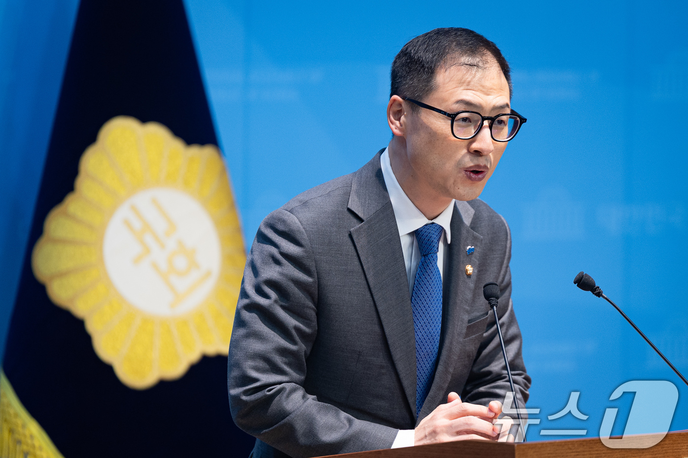 (서울=뉴스1) 유승관 기자 = 김상욱 더불어민주당 울산시장 후보가 24일 서울 여의도 국회 소통관에서 부산·울산·경남 통합 관련 기자회견을 하고 있다. 2026.3.24/뉴스1