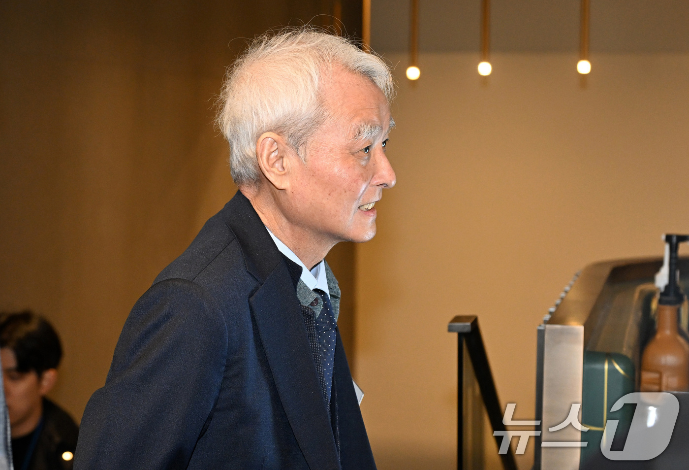 (서울=뉴스1) 최지환 기자 = 강성두 영풍 사장이 24일 서울 중구 코리아나호텔에서 열린 고려아연 정기 주주총회에서 관계자와 이동하고 있다. (공동취재) 2026.3.24/뉴스1 …