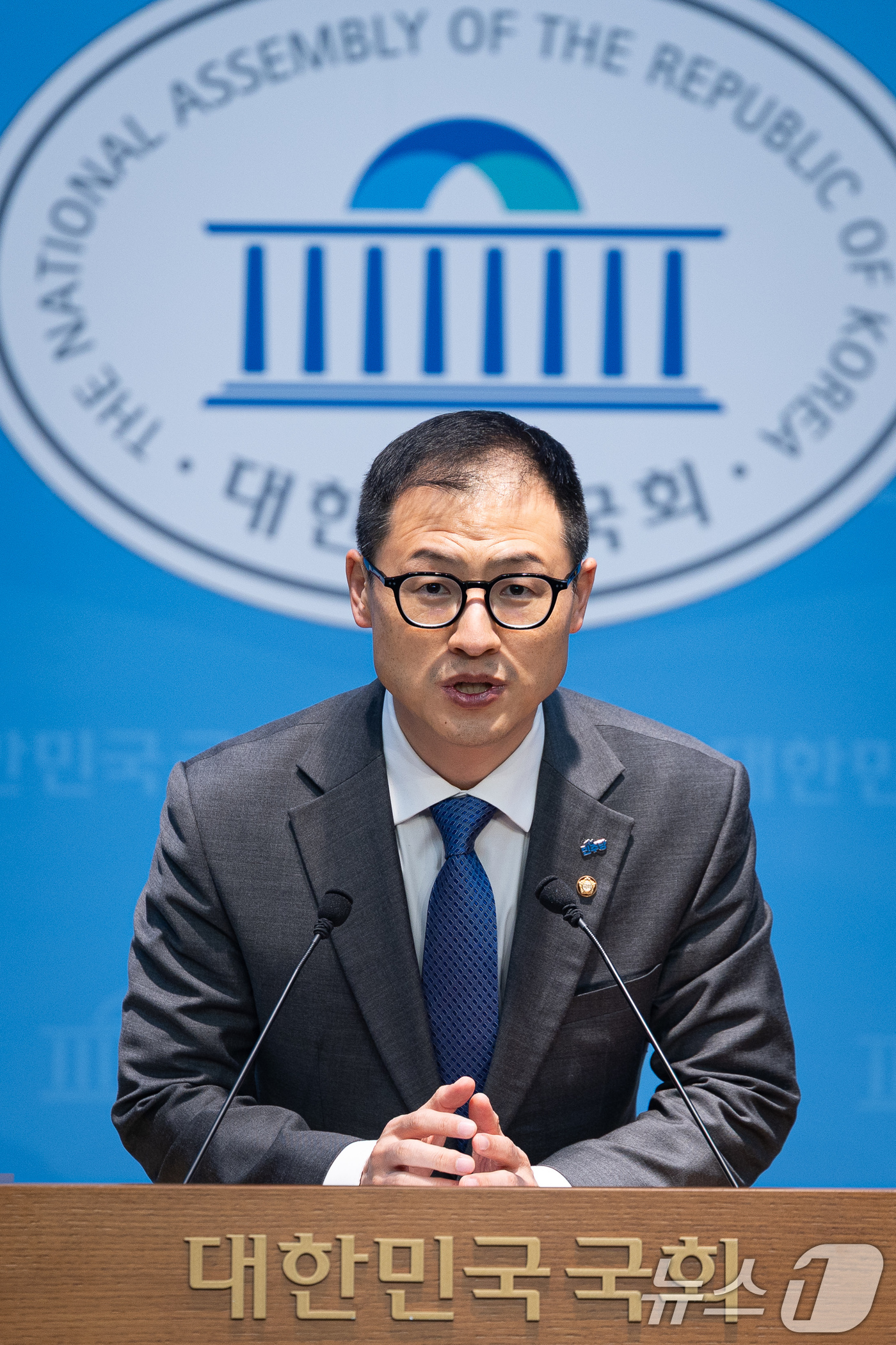 (서울=뉴스1) 유승관 기자 = 김상욱 더불어민주당 울산시장 후보가 24일 서울 여의도 국회 소통관에서 부산·울산·경남 통합 관련 기자회견을 하고 있다. 2026.3.24/뉴스1