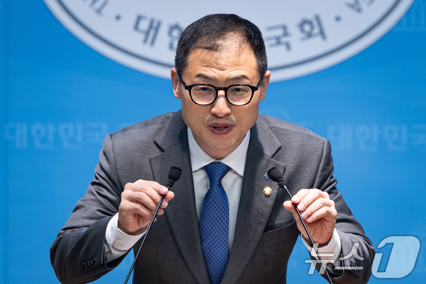 (서울=뉴스1) 유승관 기자 = 김상욱 더불어민주당 울산시장 후보가 24일 서울 여의도 국회 소통관에서 부산·울산·경남 통합 관련 기자회견을 하고 있다. 2026.3.24/뉴스1