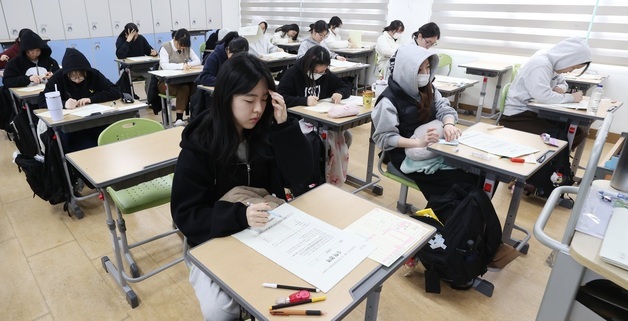 고3 '3모' 영어, 작년 수능보다 쉬웠다…국어·수학은 '평이'