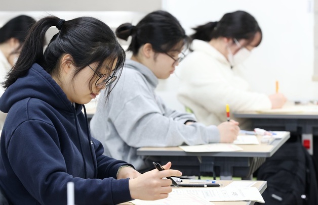 지난해 고3 10명 중 7명, 3월보다 수능 성적 하락…"불수능 영향"
