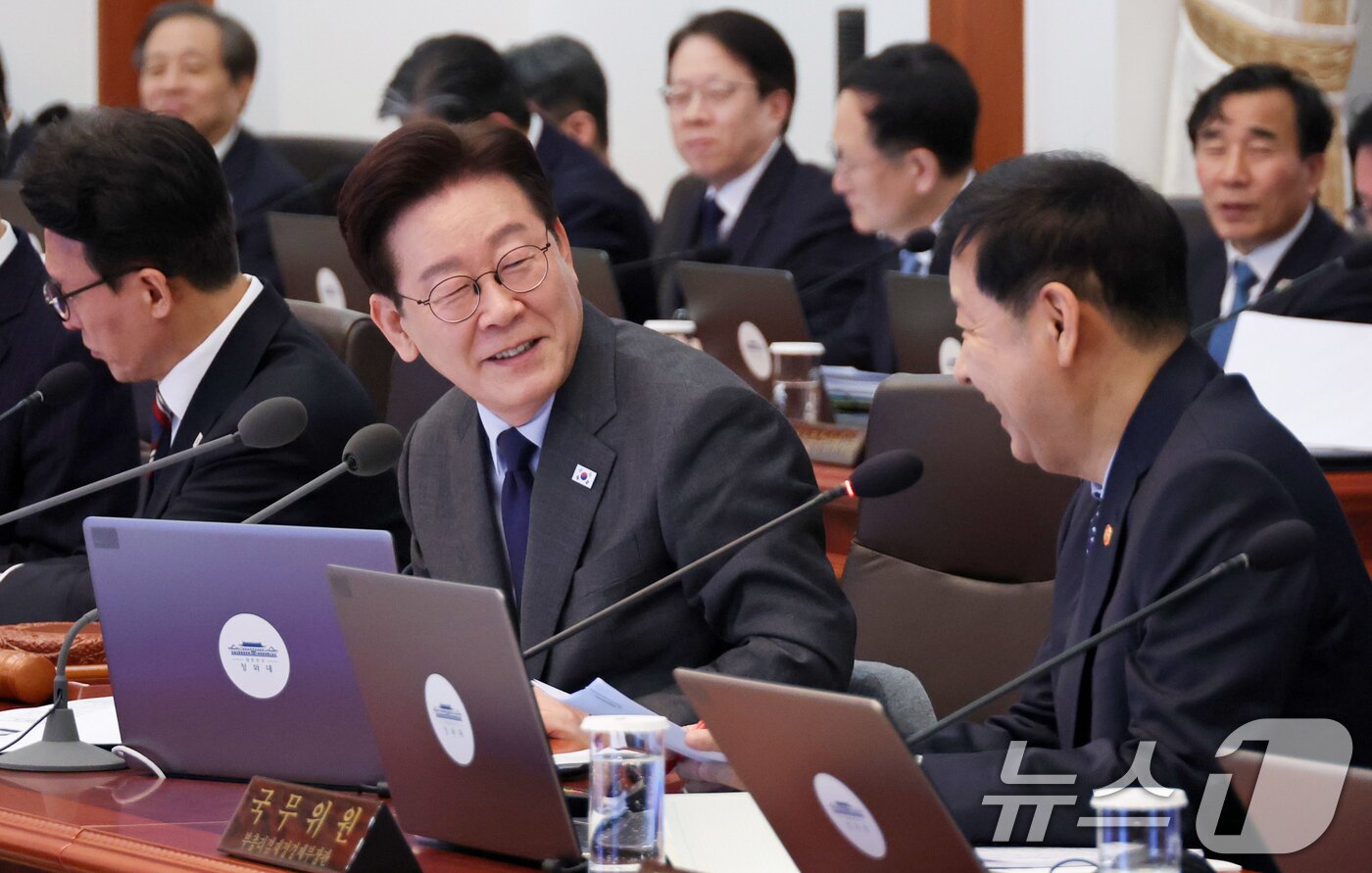 본문 이미지 - 이재명 대통령이 24일 청와대에서 열린 국무회의에서 발언하고 있다. (청와대통신사진기자단) 2026.3.24 ⓒ 뉴스1 허경 기자