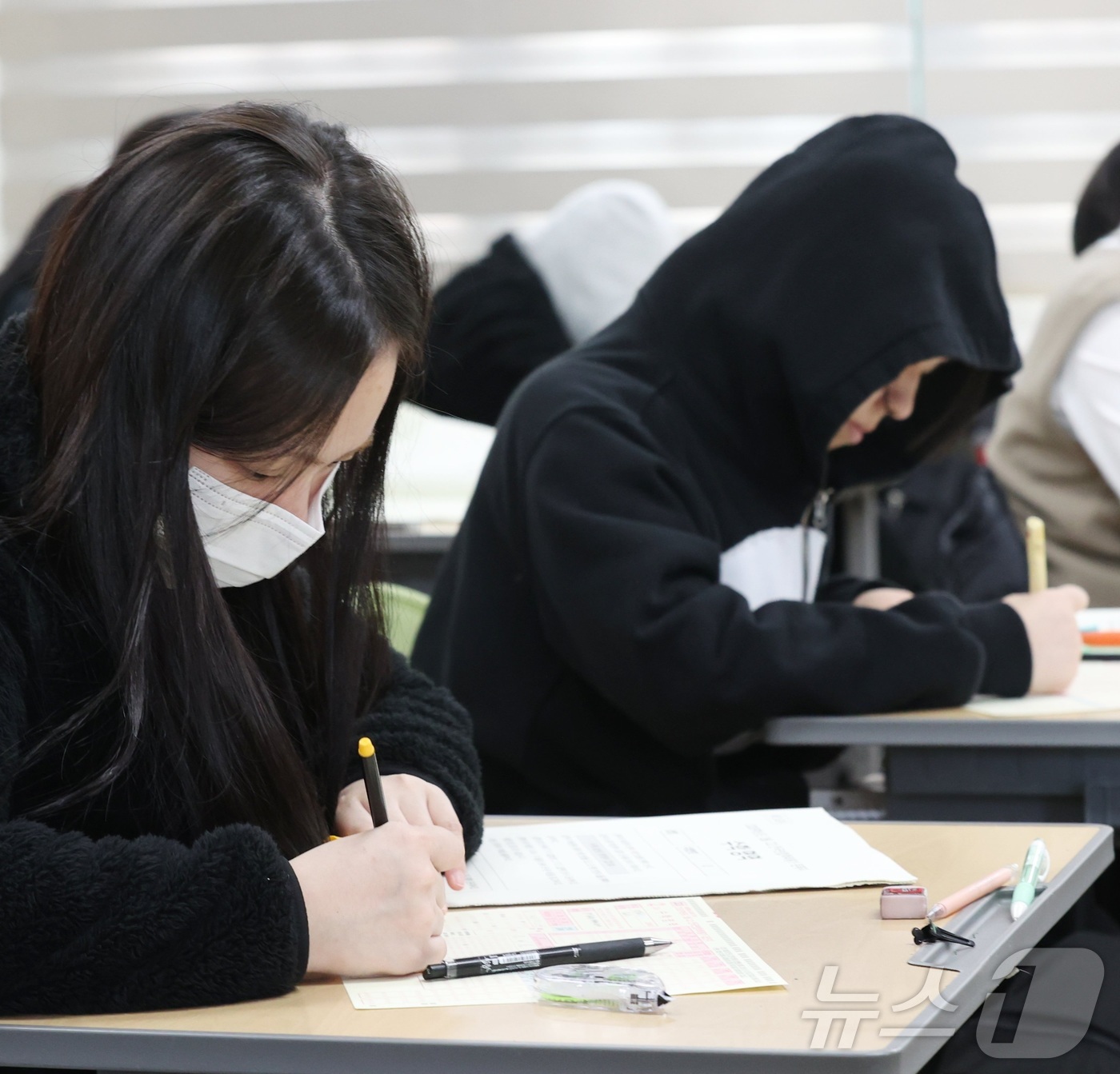 (전주=뉴스1) 유경석 기자 = 올해 첫 전국 단위 모의고사인 2027학년도 3월 전국연합학력평가(학력평가)가 치러진 24일 전북 전주시 전주솔내고등학교에서 3학년 학생들이 시험을 …