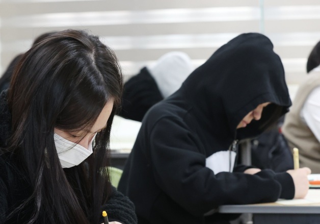 3월 전국연합학력평가 치르는 고3 학생들
