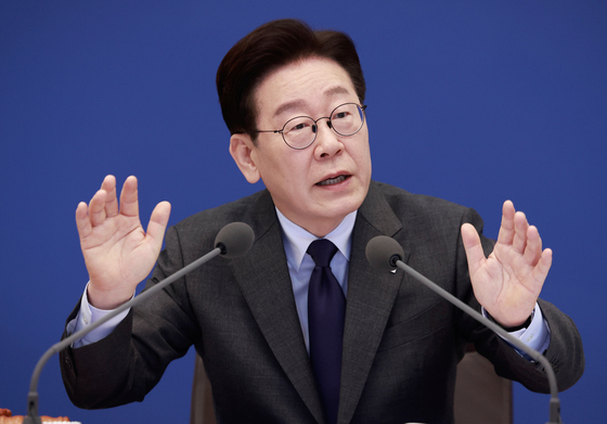 李대통령 "대중교통 무료이용, 출퇴근시간 제한 방안 연구해보자"