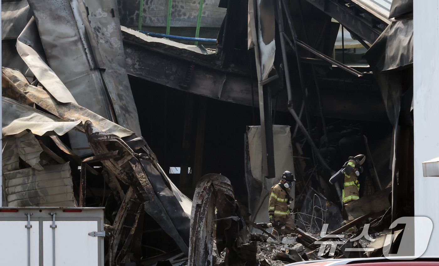 (대전=뉴스1) 김기태 기자 = 24일 오전 사상자 74명이 발생한 대전 안전공업 공장 화재 참사의 원인을 밝히기 위해 안전보건공단과 노동당국과 소방이 현장 감식을 진행하고 있다. …