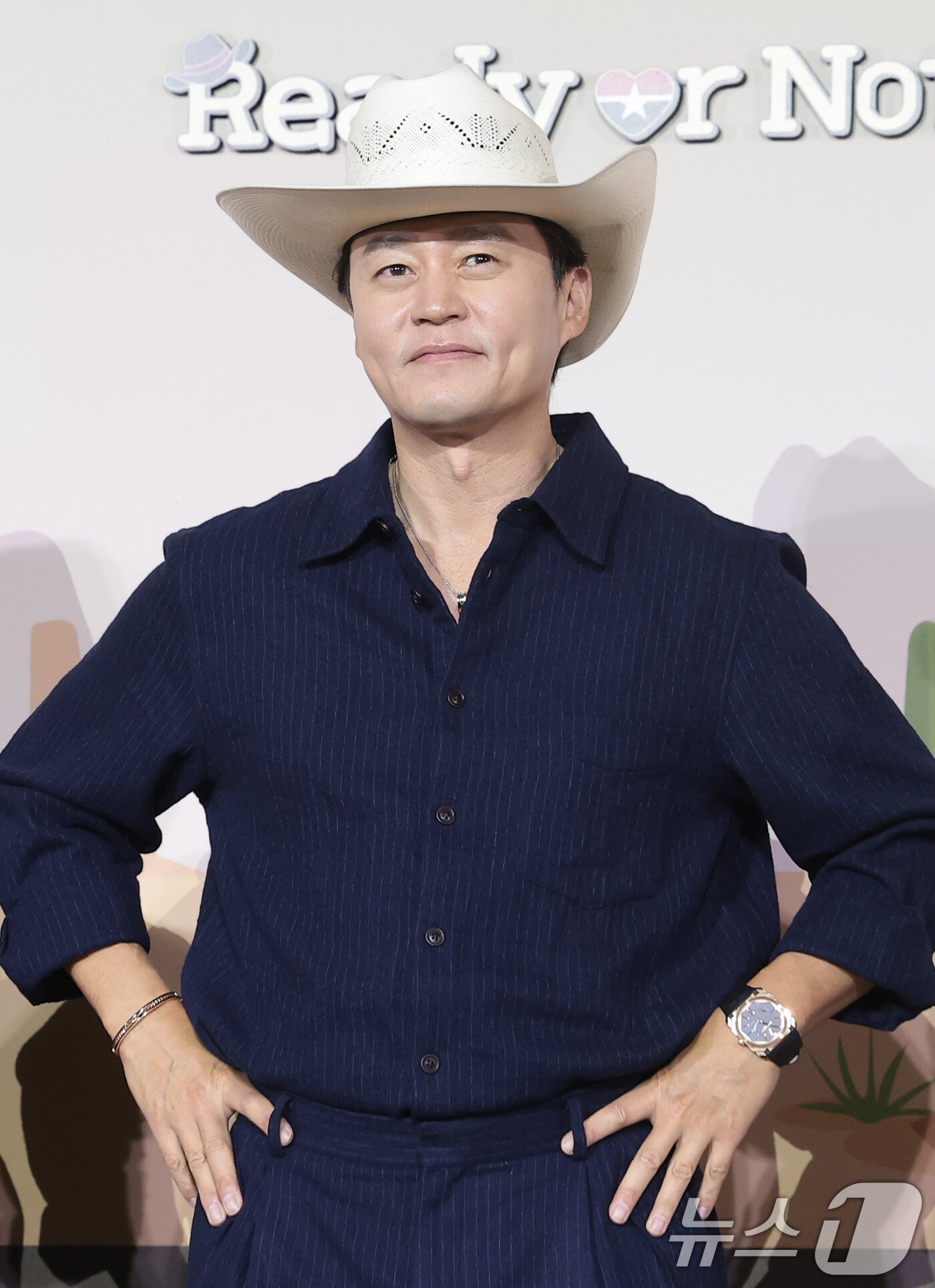 본문 이미지 - 배우 이서진이 24일 오전 서울 용산구 CGV용산아이파크몰에서 열린 넷플릭스 예능 '이서진의 달라달라' 제작발표회에 참석해 포즈를 취하고 있다. 2026.3.24 ⓒ 뉴스1 권현진 기자